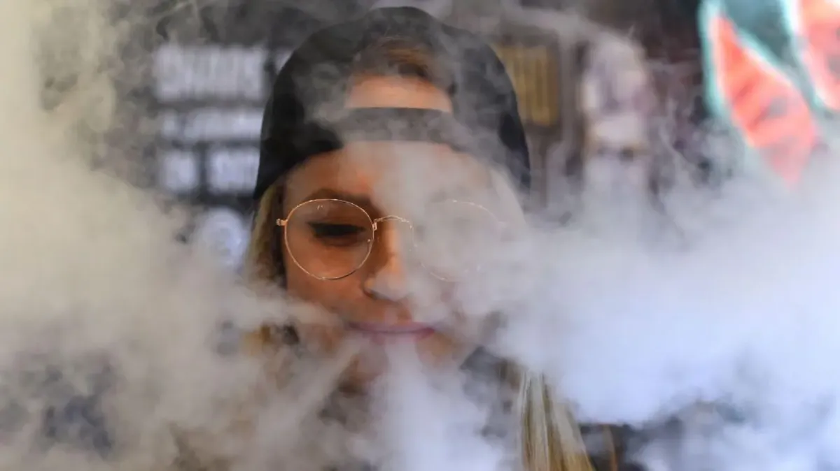 The UK government plans to expand the scope of its e-cigarette ban to include playgrounds, off-campus areas, and areas outside hospitals.
